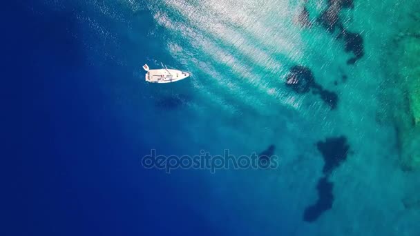 Zakynthos (Zante) Island, Yunanistan Agios Nikolaos mavi mağaralarda demirleme teknelerin 4 k (Uhd) havadan görünümü — Stok video