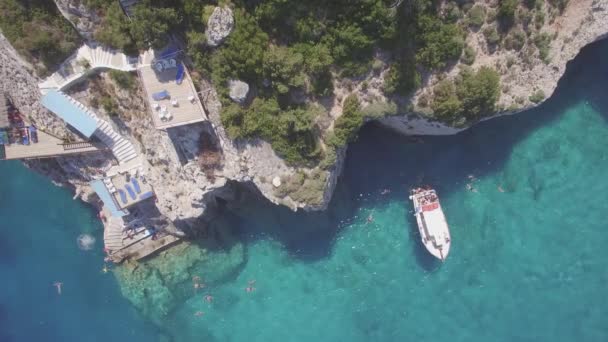 4K (UHD) Vista aérea de las cuevas azules de Agios Nikolaos en la isla de Zante, en Grecia - Log — Vídeos de Stock