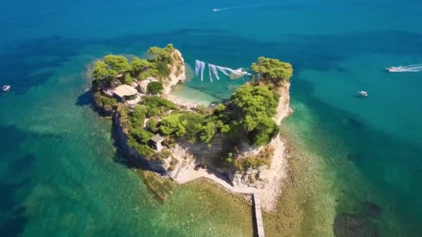 4 k （到），在希腊扎金索斯 （桑特岛） 岛有浮雕的贝壳岛鸟瞰图 — 图库视频影像
