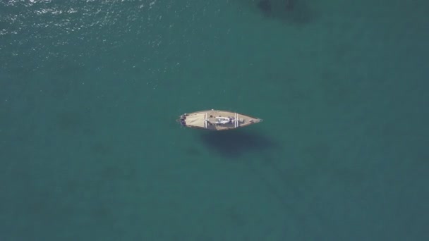 4K (UHD) Air view of a boat mooring in laganas bay in Zakynthos (Zante) island, in Greece - Log — стоковое видео