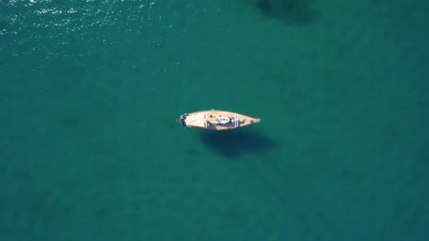 4 k (Uhd) légi felvétel a hajó kikötése a Laganas-öbölben található, Zakynthos (Zante)-sziget, Görögország — Stock videók