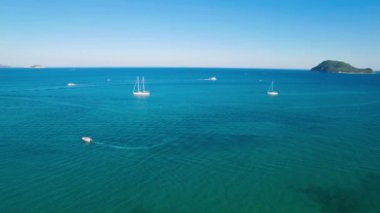 Laganas Bay Zakynthos (Zante) Island, Yunanistan için demirleme bir teknenin 4 k (Uhd) havadan görünümü