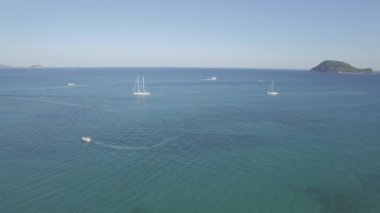 Zakynthos (Zante) Island, Yunanistan - günlük laganas koyda demirleme bir teknenin 4 k (Uhd) havadan görünümü