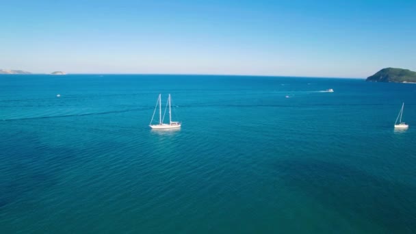 4 k (Uhd) luchtfoto van een boot aanmeren in de baai van Laganas op Zakynthos (Zante) eiland in Griekenland — Stockvideo