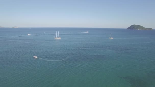 4K (UHD) Air view of a boat mooring in laganas bay in Zakynthos (Zante) island, in Greece - Log — стоковое видео