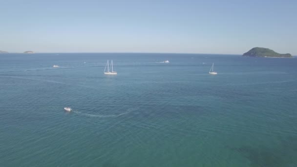 4K (UHD) Vista aérea de un amarre en la bahía de laganas en la isla de Zakynthos (Zante), en Grecia - Log — Vídeo de stock