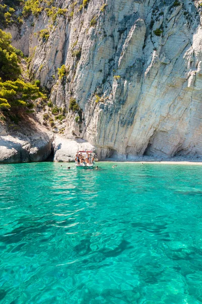 Uitzicht op Keri blauwe grotten in Zakynthos (Zante) eiland, in Griekenland — Stockfoto