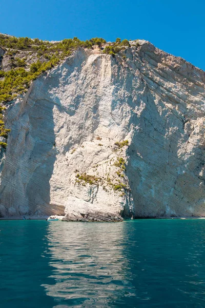 Uitzicht op Keri blauwe grotten in Zakynthos (Zante) eiland, in Griekenland — Stockfoto