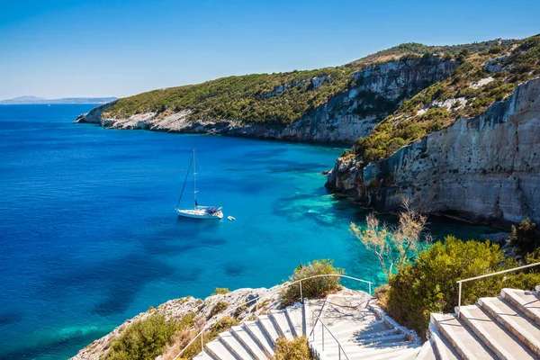 Veduta delle grotte blu di Agios Nikolaos sull'isola di Zante , — Foto Stock