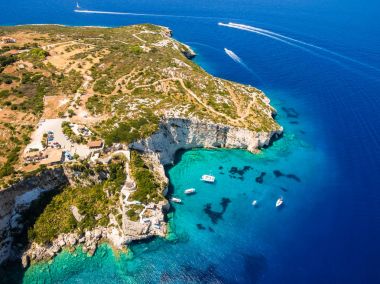 Agios Nikolaos mavi hava görünümünü Zakynthos (Zante mağaralar)