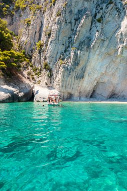 Yunanistan 'ın Zakynthos (Zante) adasındaki Keri mavi mağaralarının manzarası