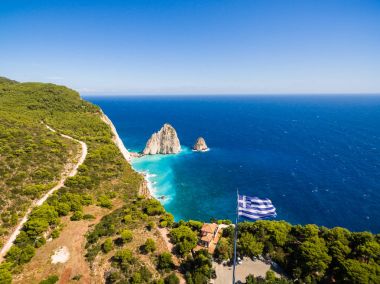 Keri Zakynth içinde havada sallayarak en büyük Yunan bayrağı