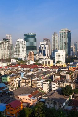 Bangkok, Tayland için yeni ve tutan binalar arasında kontrast 