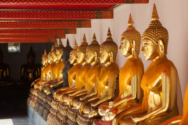 Budda siedzący w linii i medytacji świątynia Wat Pho, Bangkok, — Zdjęcie stockowe