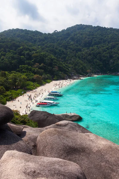 Praia da ilha semelhante perto de Phuket, na Tailândia — Fotografia de Stock