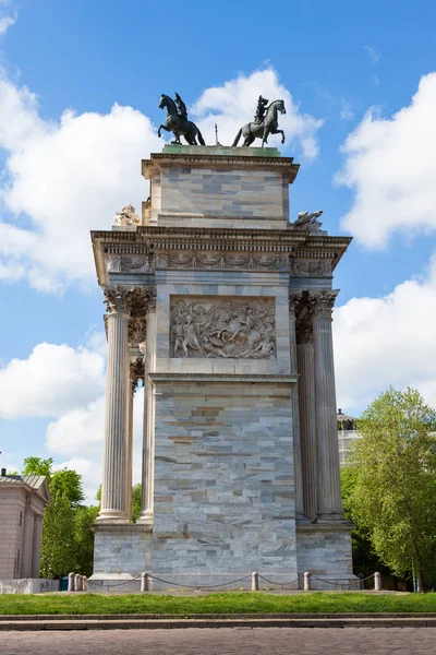Triumph Arc - Arco Della Pace in Sempione park in Milan, Italy — Stock Photo, Image