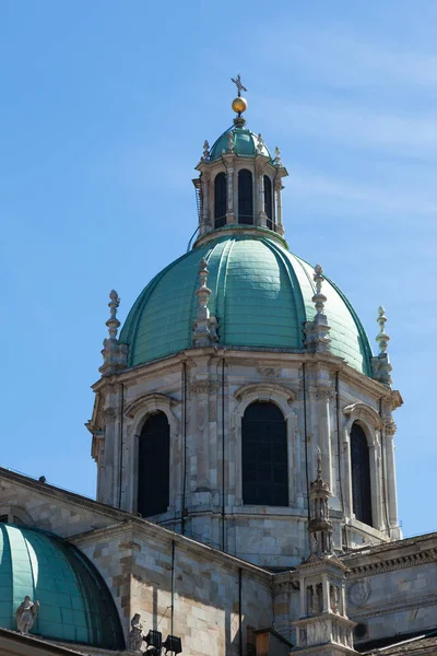Catedral de Santa Maria Assunta na cidade de Como, perto de Milão, na Itália — Fotografia de Stock