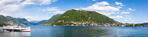 Vista panorâmica da cidade de Como e lago perto de Milão, na Itália — Fotografia de Stock