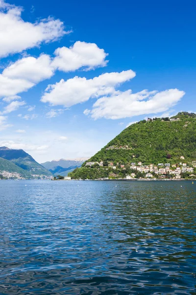Como cidade e lago perto de Milão, na Itália — Fotografia de Stock