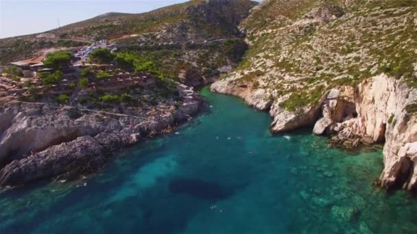 4K Vue aérienne de la plage de Porto limnionas dans l'île de Zante, en Grèce  