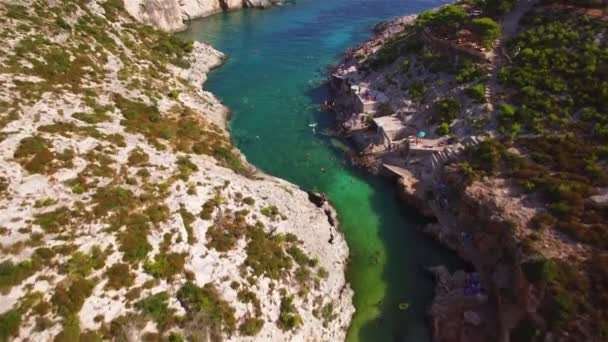 4K Vue aérienne de la plage de Porto limnionas dans l'île de Zante, en Grèce  
