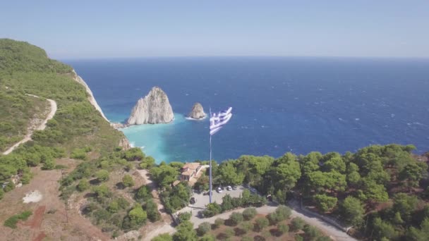 评分希腊最大国旗在希腊扎金索斯 桑特岛 Keri 空中飘扬的鸟瞰图 — 图库视频影像