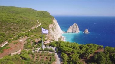 4 k hava görünümünü Keri Zakynthos (Zante) Adası Yunanistan havada sallayarak en büyük Yunan bayrağı