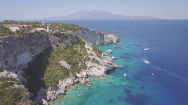 Agios Nikolaos, 4 k (Uhd) hava manzara mavi mağaralar Zakynthos (Zante) Island, Yunanistan - günlük