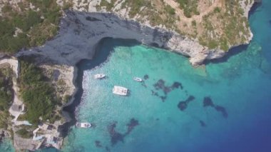 Agios Nikolaos, 4 k (Uhd) hava manzara mavi mağaralar Zakynthos (Zante) Island, Yunanistan - günlük