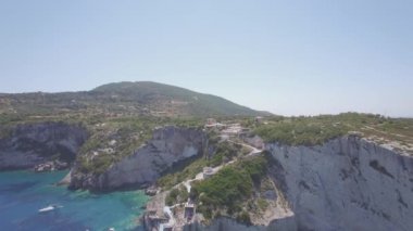 Agios Nikolaos, 4 k (Uhd) hava manzara mavi mağaralar Zakynthos (Zante) Island, Yunanistan - günlük