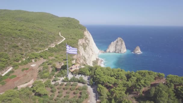 ギリシャ ログのザキントス ザキントス島 島でケリの空に手を振っている最大のギリシャの国旗の 区間航空写真 — ストック動画