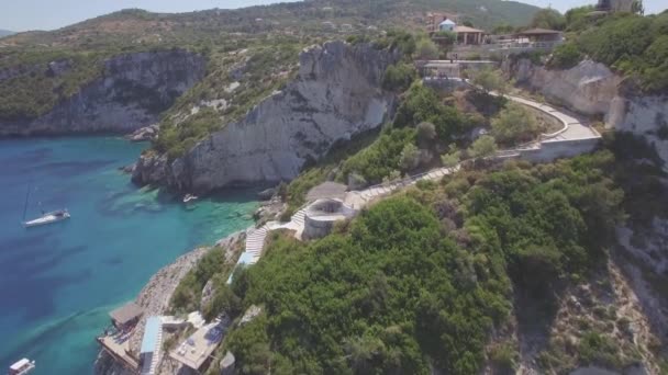 4K (UHD) Vue aérienne des grottes bleues d'Agios Nikolaos dans l'île de Zante, en Grèce - Log 