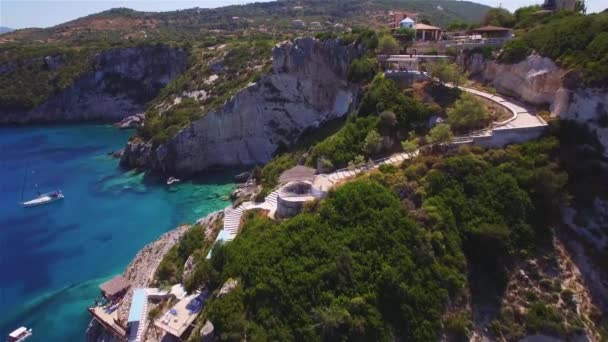 4K (UHD) Vue aérienne des grottes bleues d'Agios Nikolaos sur l'île de Zante, en Grèce  