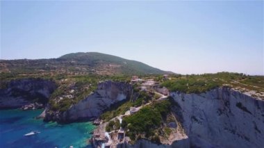 4 k (Uhd) hava manzara Agios Nikolaos mavi mağara duvarlarında Zakynthos (Zante) Island, Yunanistan 