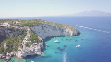 Agios Nikolaos, 4 k (Uhd) hava manzara mavi mağaralar Zakynthos (Zante) Island, Yunanistan - günlük