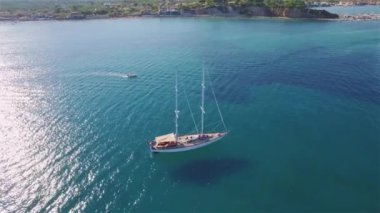 Keri Bay Zakynthos (Zante) Island, Yunanistan için demirleme bir teknenin 4 k (Uhd) havadan görünümü