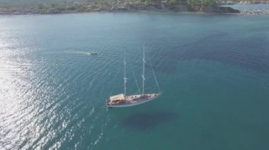Zakynthos (Zante) Island, Yunanistan - günlük Keri koyda demirleme bir teknenin 4 k (Uhd) havadan görünümü