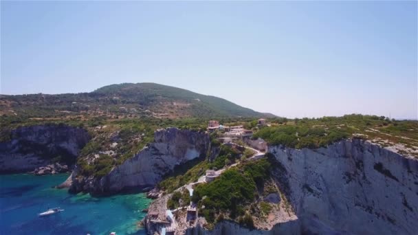 4K (UHD) Vue aérienne des grottes bleues d'Agios Nikolaos sur l'île de Zante, en Grèce  