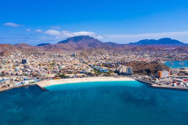 Sao Vicente Adası 'ndaki Mindelo şehrindeki Laginha plajının hava manzarası.