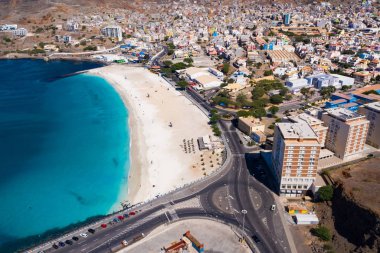 Sao Vicente Adası 'ndaki Mindelo şehrindeki Laginha plajının hava manzarası.