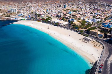 Sao Vicente Adası 'ndaki Mindelo şehrindeki Laginha plajının hava manzarası.