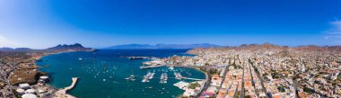 Sao Vicente Adası 'ndaki Mindelo limanının havadan panoramik görüntüsü