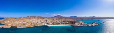 Sao Vicente Adası 'ndaki Mindelo limanının havadan panoramik görüntüsü