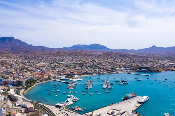 Vista aérea de Mindelo Marina en la isla de Sao Vicente en Cabo Verde — Foto de Stock