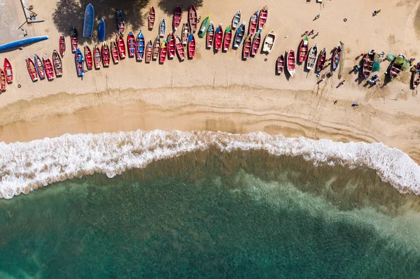 Flygfoto av fiskebåtar i Tarrafal beach i Santiago islan — Stockfoto