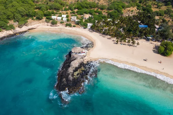Luftaufnahme des Tarrafal-Strandes auf der Insel Antiago in Kapverden - — Stockfoto