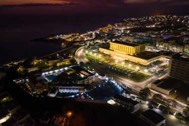 Cape Verde Adası 'ndaki Santiago Praia şehrinin gece hava manzarası