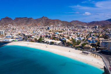 Sao Vicente Adası 'ndaki Mindelo şehrindeki Laginha plajının hava manzarası.
