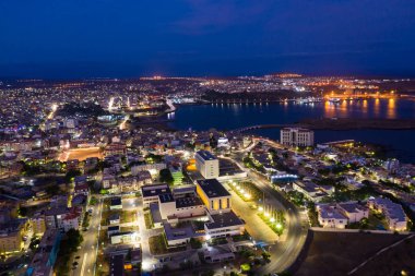 Cape Verde Adası 'ndaki Santiago Praia şehrinin gece hava manzarası