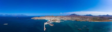 Sao Vicente Adası 'ndaki Mindelo limanının havadan panoramik görüntüsü